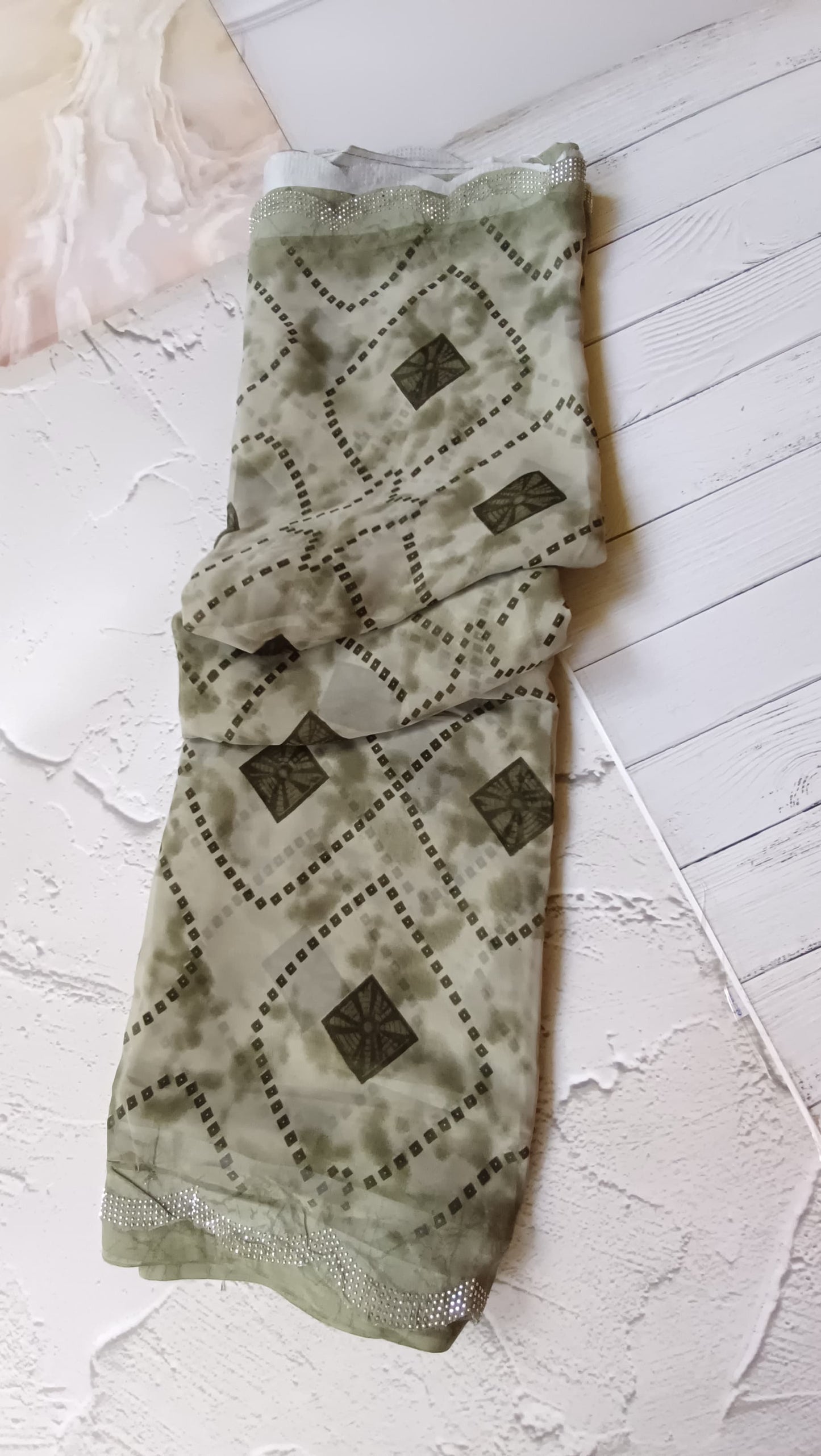 Elegant Women's Chiffon Saree with Swarovski Diamond Work & Cutwork Border